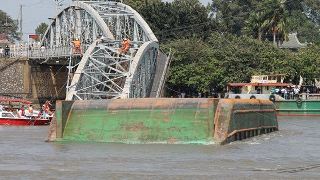 Cận cảnh cầu Ghềnh hơn 100 năm tuổi đổ sập ở Biên Hòa Ảnh 2