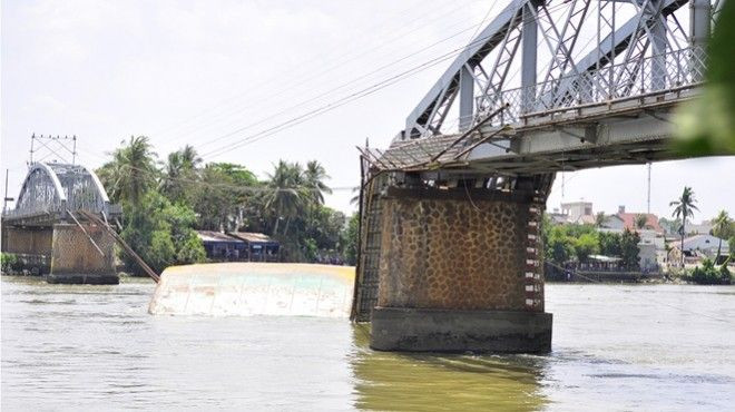 Tông sập cầu Ghềnh, tài công lái sà lan đến giờ vẫn bặt tăm Ảnh 2