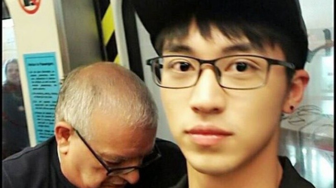 Hứa Ngụy Châu đỏ mặt khi fan nam tỏ tình 'anh yêu em' giữa nơi công cộng Ảnh 2