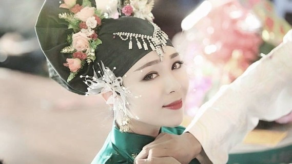 Cô đồng 9x xinh đẹp và nỗi buồn không thể sống bên con Ảnh 2