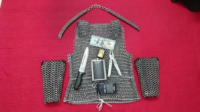 Xu hướng mặc áo giáp giữa thời bình: Báo động văn hóa bạo lực xã hội Ảnh 2