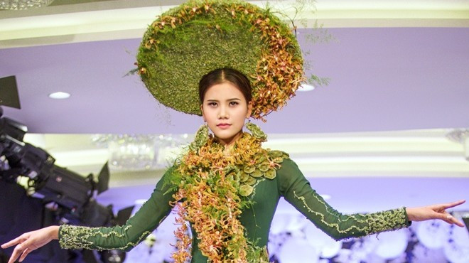 Quán quân VNTM Hương Ly diện áo dài làm từ cỏ Ảnh 2