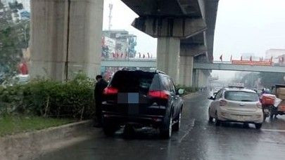 Bức bối với cảnh người 'đi xe biển xanh' tè đường Ảnh 2