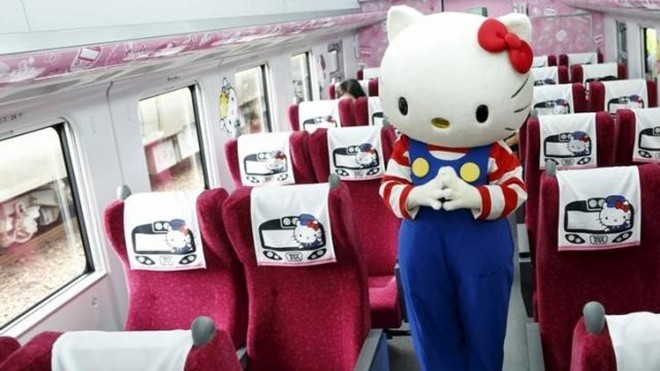Tàu Hello Kitty vừa ra mắt, hành khách đã 'cầm nhầm' 328 chiếc khăn tựa đầu Ảnh 2