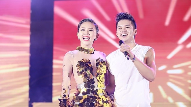 Fan phấn khích tột độ khi Tóc Tiên 'ôm ấp' Trọng Hiếu cực tình cảm Ảnh 2