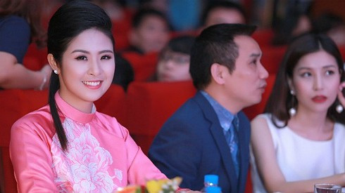 Hoa hậu Ngọc Hân diện áo dài tự thiết kế đi chấm thi hoa khôi Ảnh 2