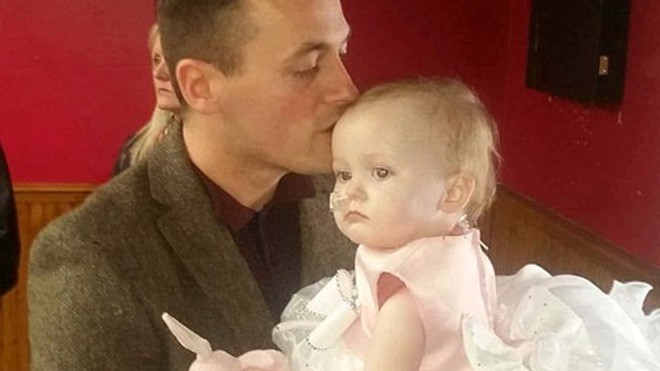 'Đám cưới' của bé gái 16 tháng tuổi khi chỉ còn 2 ngày để sống Ảnh 2