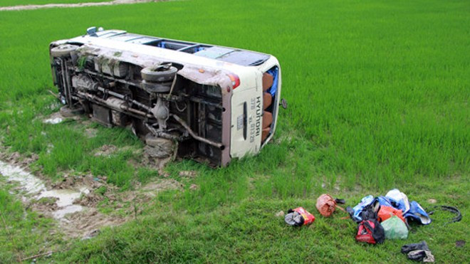 Xe khách lật xuống ruộng, 8 người phải cấp cứu Ảnh 2