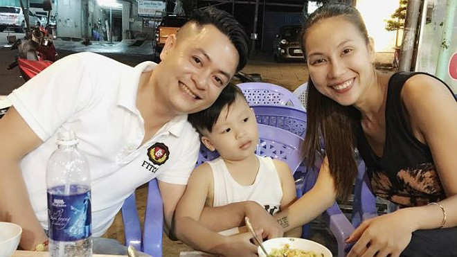Khánh Ngọc bất ngờ tình cảm cùng chồng cũ dắt con trai đi ăn Ảnh 2
