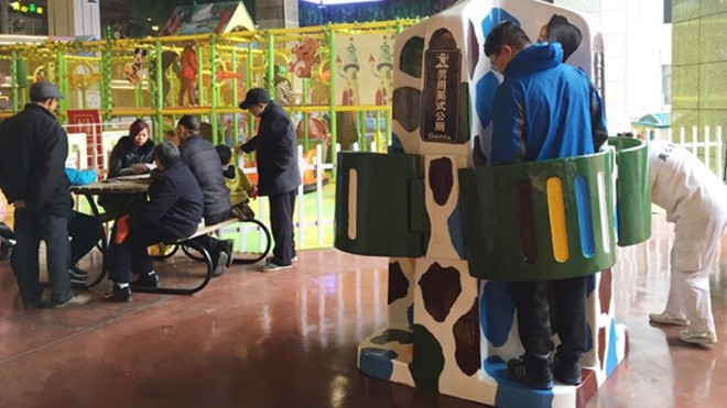 Toilet lộ thiên đặt vô duyên giữa khu vui chơi thiếu nhi gây tranh cãi Ảnh 2