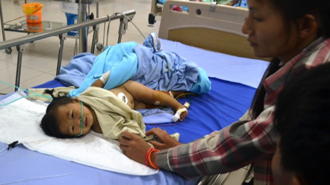 Bé 9 tháng tuổi bị bắn 6 viên đạn chì vào người Ảnh 2