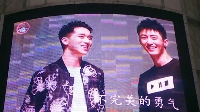 Fan 'Thượng Ẩn' mua quảng cáo trên màn hình lớn giữa quảng trường chiếu clip Du Châu Ảnh 2