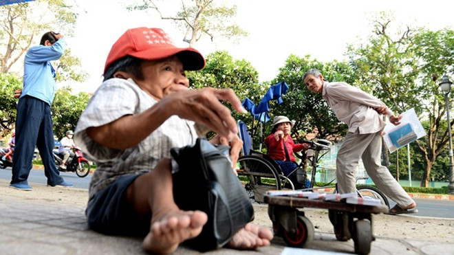 Anh em 'sọ dừa' bán vé số ở Sài Gòn Ảnh 2