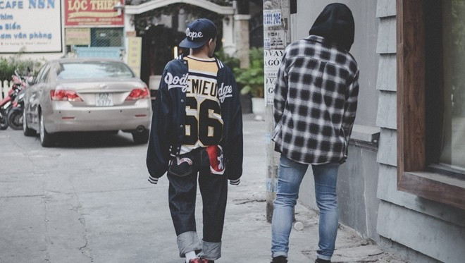 Style mặc ngược: Tín đồ thời trang bỏ sơ mi kết thân cùng bomber Ảnh 2