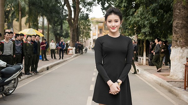 Á hậu Huyền My khoe phụ kiện hàng hiệu hơn 200 triệu đồng Ảnh 2