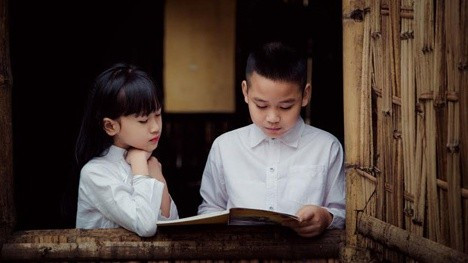 Cặp đôi nhí 'thanh mai trúc mã' làm ai cũng nhớ mối tình đầu Ảnh 2