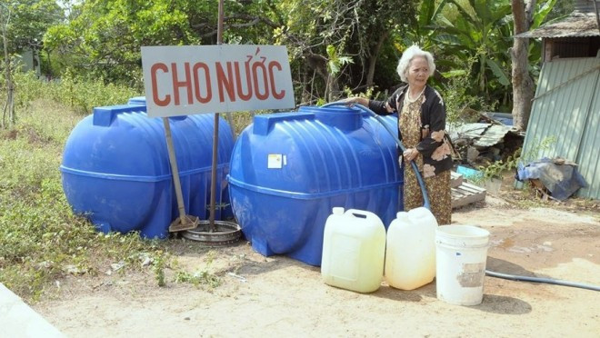 Hành động đẹp của 'cô tiên xanh' 72 tuổi ở Bến Tre giữa mùa hạn mặn Ảnh 2