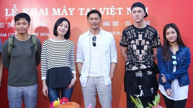 Dàn sao TVB quay phim ngay khi đặt chân tới Việt Nam Ảnh 2