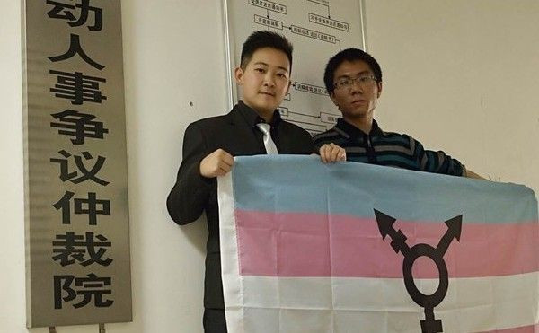 Chàng trai chuyển giới bị sa thải chỉ vì mặc vest nam đến văn phòng Ảnh 2