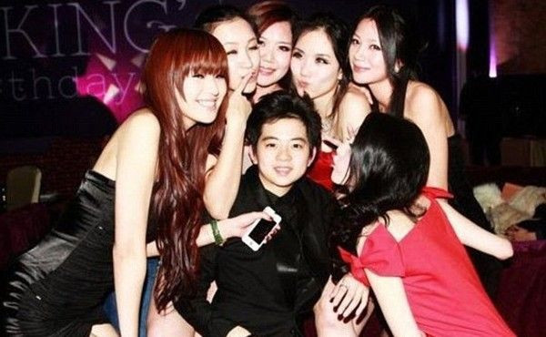 Cái kết trái ngược của 2 'tiểu soái ca' lấy tiền bố mẹ khao bạn Ảnh 2