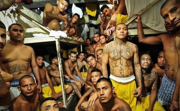 Muốn sống sót trong nhà tù Mỹ, phải vượt qua những 'luật ngầm' đáng sợ này Ảnh 2