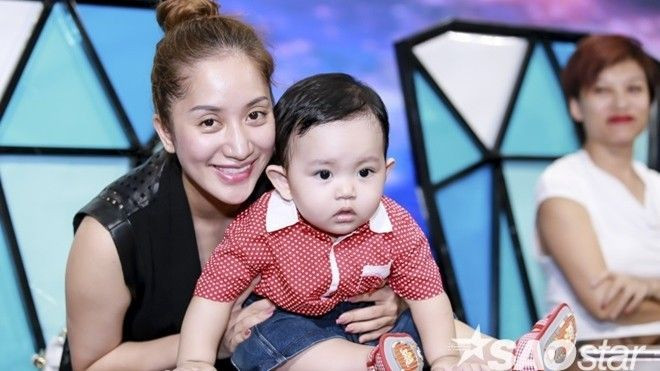 Con trai Khánh Thi diện áo đỏ, đáng yêu 'cực độ' trên ghế nóng Vip Dance Ảnh 2