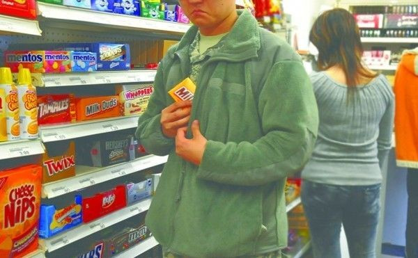 Lấy trộm đồ ăn siêu thị nhưng lại được nhận làm … nhân viên Ảnh 2