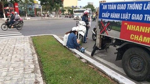 Đi ngược chiều, cô gái nhận hình phạt từ CSGT Đà Nẵng: Chép phạt kín trang giấy Ảnh 2