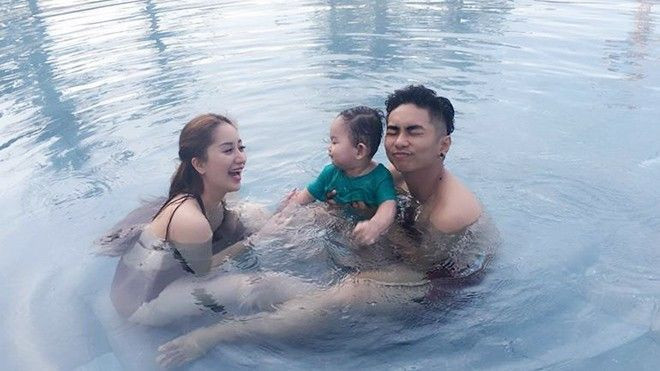 Con trai Khánh Thi liên tục 'đốn tim' fan khi tập bơi Ảnh 2