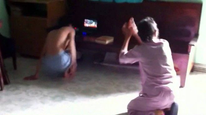 Phẫn nộ clip con gái bất hiếu đánh mẹ già tàn nhẫn ở Bình Dương Ảnh 2