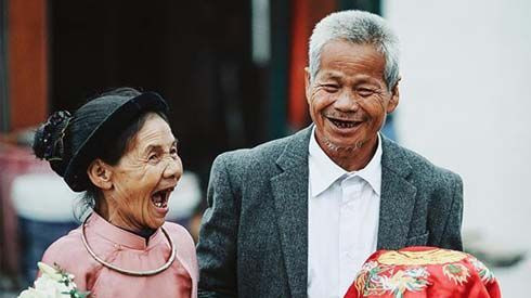 Bộ ảnh cưới gây xúc động của hai cụ già nhặt rác sau 50 năm sống chung Ảnh 2