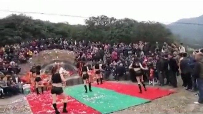 Phản cảm dàn ‘chân dài’ nhảy nhót trước nghĩa trang 'tưởng nhớ' tổ tiên Ảnh 2