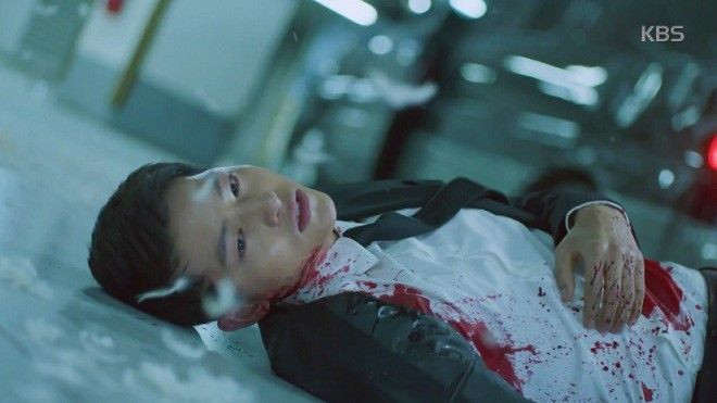 'Hậu duệ mặt trời' tập 13: Shi Jin (Song Joong Ki) bị bắn, tính mạng nguy kịch Ảnh 2