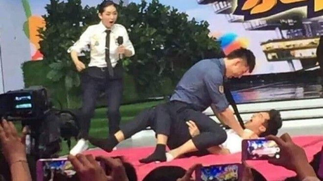 Hình ảnh hậu trường đắt giá: Hoàng Cảnh Du 'đè' Hứa Ngụy Châu trong Happy Camp Ảnh 2
