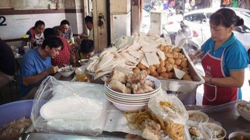 Ngon mê mẩn hàng bún mọc sát chợ Bến Thành Ảnh 2