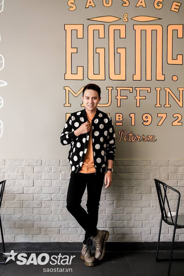 Nếu như không thích khoác hờ, bạn cũng có thể mặc hẳn bomber jacket vào như Duy Khánh.