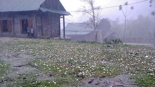 Mưa đá cùng lốc xoáy tàn phá hai huyện nghèo của Nghệ An Ảnh 2