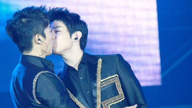 17 nụ hôn các sao nam Hàn dành cho nhau khiến fan điêu đứng Ảnh 2