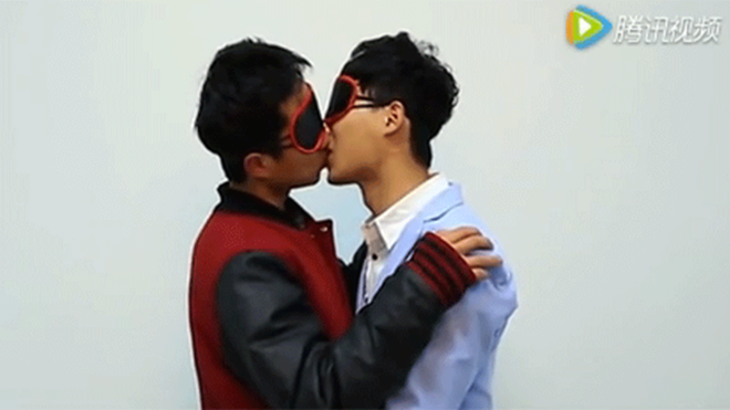 Kỳ lạ 20 sinh viên Trung Quốc bịt mắt hôn người lạ gây tranh cãi Ảnh 2