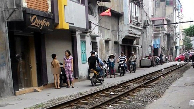 Mẹ phạt con cởi truồng đi trên phố Ảnh 2