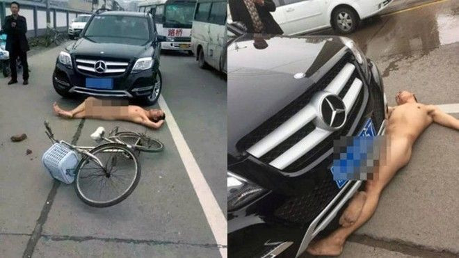 Người đàn ông ngang nhiên khỏa thân nằm lăn ra đường ăn vạ nữ xế hộp Ảnh 2