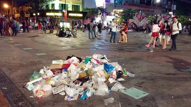 Những cảnh 'nhức mắt' trên phố đi bộ đầu tiên của Sài Gòn Ảnh 2