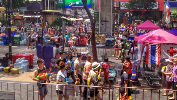 Bạn trẻ Việt 'quẩy' tưng bừng tại lễ hội té nước Songkran 2016 Ảnh 2