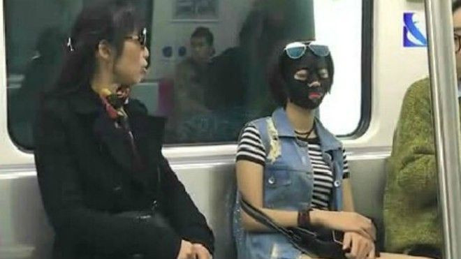 Tiết kiệm thời gian làm đẹp với mặt nạ ngủ ngay trên tàu điện ngầm Ảnh 2