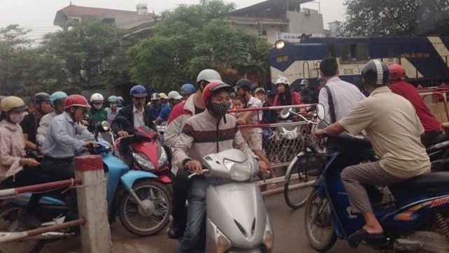 Tàu hỏa phanh gấp nhường đường cho xe máy Ảnh 2