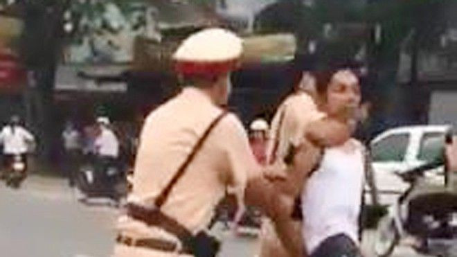 Xuất hiện clip CSGT nổ 5 phát súng chỉ thiên, khống chế nam thanh niên hung hãn Ảnh 2