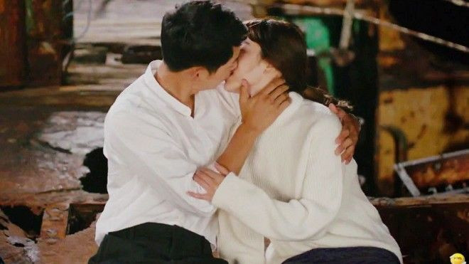 'Hậu duệ mặt trời' tập cuối: Kết thúc viên mãn, 60 phút cuối ngập 'đường' ngọt ngào Ảnh 2