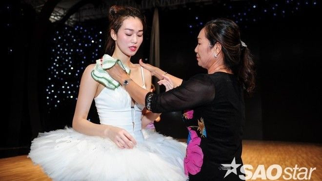 Thương con gái cực khổ, mẹ Khánh My ra tận hậu trường để chăm sóc Ảnh 2