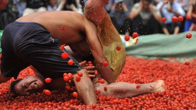 Người dân Trung Quốc phấn khích ‘đẫm máu’ trong lễ hội cà chua Ảnh 2