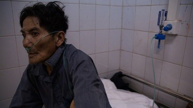 Cảnh chia lìa của cặp vợ chồng già trên sông Hồng Ảnh 2